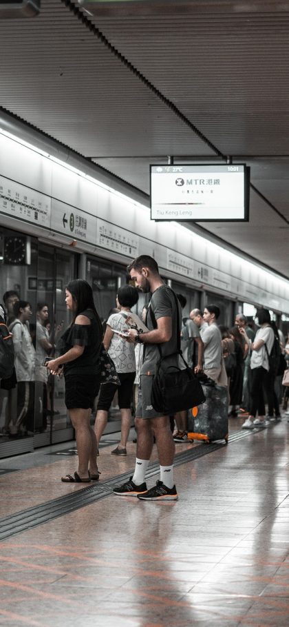 错撩 漫画 App 个人进度页面截图，展示已读话数、收藏列表与离线缓存占用，界面清爽带呼吸感留白